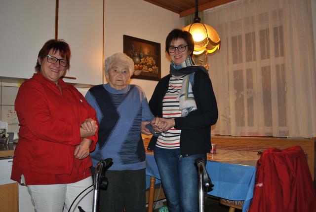 Mitarbeiterin Monika Becirovic, Kundin Christine Hadacek, Tochter Martha Silberbauer