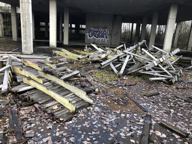 Einst waren es Schalungen für Treppen, nun dient das Holz um Feuer zu speisen.  | Foto: BezirksRundschau