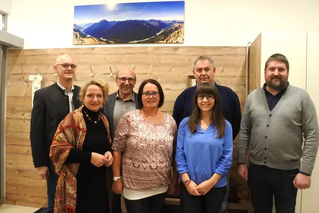 Roland Wechner, Kahtrin Hörschläger, Harald Sieß, Elisabeth Sailer, Helmut Mall, Manuela Falch-Ruetz und Herbert Keim eröffneten gemeinsam die "Rosannastuba". | Foto: Siegele