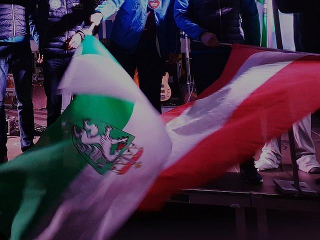 Sprücheklopfen ersetzt keine Sachkompetenz und Fahnenschwingen im Wahlkampf kommt nahe an den Mißbrauch von Symbolen.