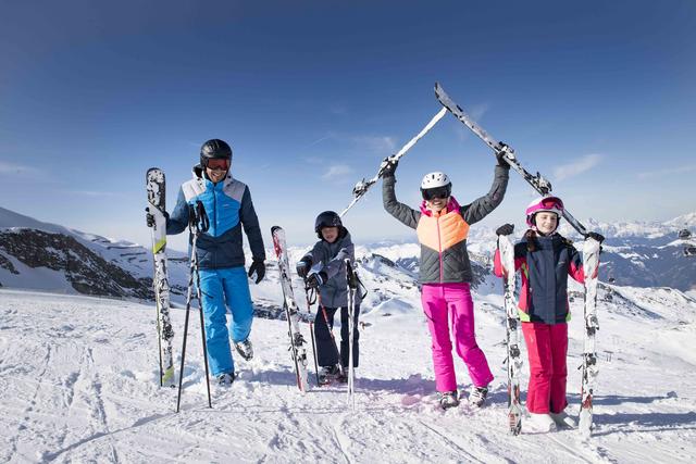 Aktivitäten im Winter machen der ganzen Familie Spaß. Allerdings sollte der Urlaub im Schnee auch ein sicheres Vergnügen sein, dazu sind einige Dinge zu beachten. | Foto: djd/Intersport