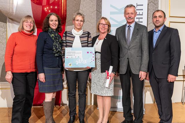 Gertrude Jindrich (l.), Landtagsabgeordnete Regina Aspalter (2.v.l.), OÖGKK-Obmann Albert Maringer (r.) mit den Vertretern der Volksschule Rainbach. | Foto: Peter C. Mayr