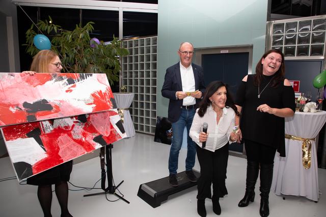 "Das ist Spitze!" so eine begeisterte Anneliese Zöhrer weil Barbara Guidassoni ein Bild von ihrer Schwester ersteigerte. | Foto: Anna Maria Muchitsch