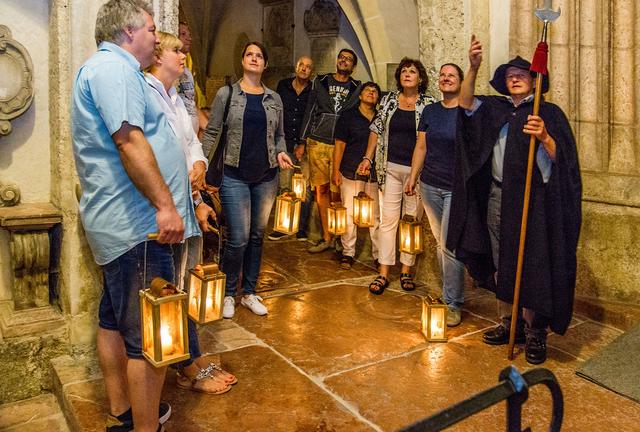 Die Stadt Laufen an der Salzach bietet im ganzen Jahr historische Führungen mit dem Nachtwächter (rechts) an.