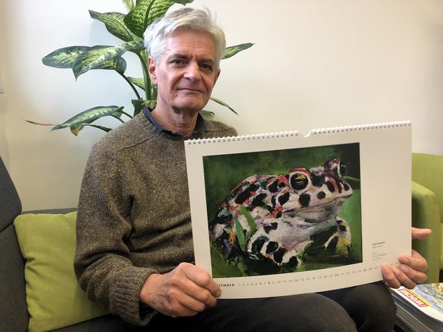 Der Feldbacher Künstler Wolfgang Wiedner mit seinem fertigem Werk – dem Kalender "Unken, Kröten und Konsorten".  | Foto: WOCHE