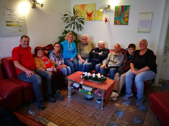 Gäste und Mitarbeiter der Tagesstätte sind eine große "Wendepunkt-Familie". Freundschaften haben sich gebildet, man hilft einander im Alltag, etwa beim Siedeln oder Einrichten einer neuen Wohnung. Für Renate Schmidt (re.) ist das Helfen im Wendepunkt eine Herzensangelegenheit.  | Foto: Höbenreich-Mitteregger