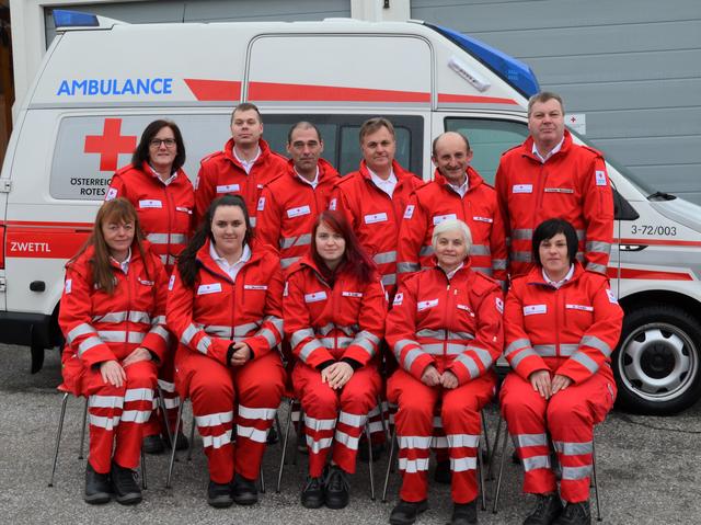 Sitzend v.l.n.r.: Susanne Vorlaufer, Julia Mayerhofer, Bianca Schmidt, Paula Huber und Monika Stadler Stehend v.l.n.r.: Ortsstellenleiterstellvertreter Petra Schroll, Phillip Neuwirth, Andreas Ballwein-Trapichler, Karl Mayerhofer, Walter Frühwirth und Ortsstellenleiter Christian Neuwirth
Nicht im Bild: Bernhard Hackl | Foto: ÖRK