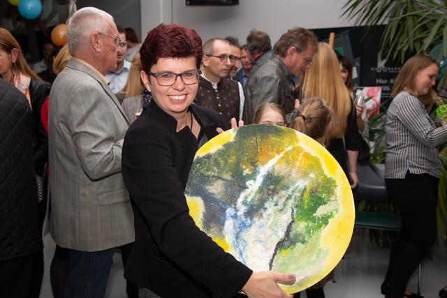 LAbg. Bernadette Kerschler stolz mit dem von ihr ersteigerten Werk von Andrea Guidassoni. | Foto: Anna Maria Muchitsch