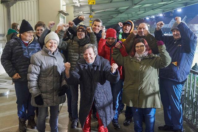 Die Klienten des Behindertenbereichs und die Bewohner des SeneCura Sozialzentrums Frauenkirchen zeigten sich begeistert über das Heimspiel des SV Mattersburgs. | Foto: SeneCura