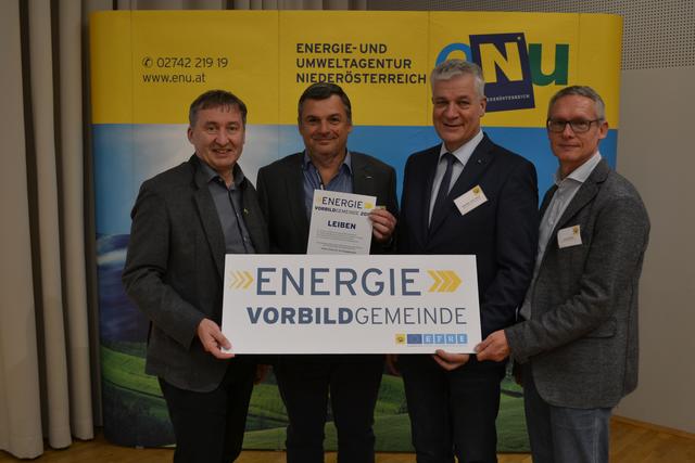 Vizebgm. Josef Landstetter freut sich über die Auszeichnung zur Vorbildgemeinde 2019. Mit am Bild: LAbg. Anton Kasser, Herbert Greisberger Ge-schäftsführer der NÖ Energie- und Umweltagentur und Franz Patzl, Land NÖ, Abteilung RU3 © Kirchweger