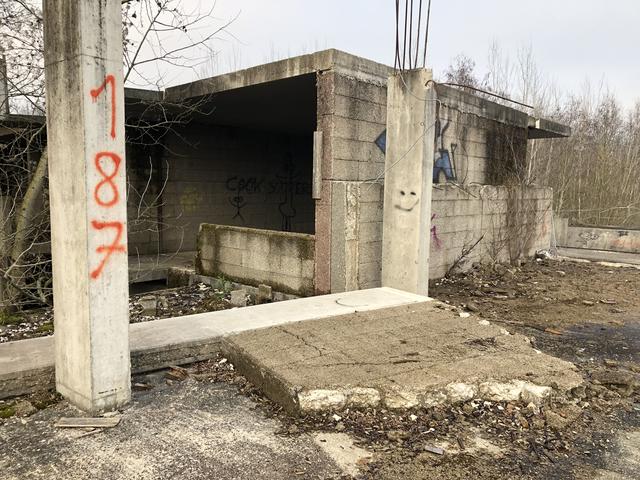 Graffities zieren die Wände der Reha-Ruine. Zumidest jene, die aufgrund der ständig ausgesetzten Witterung noch nicht eingestürzt sind. | Foto: BezirksRundschau