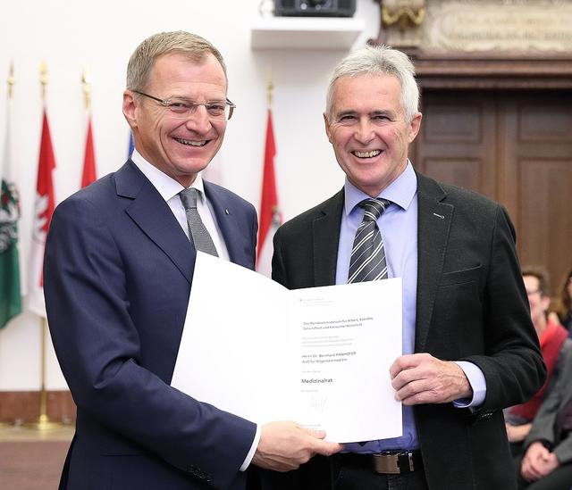 Medizinalrat Bernhard Panhofer mit Landeshauptmann Thomas Stelzer.