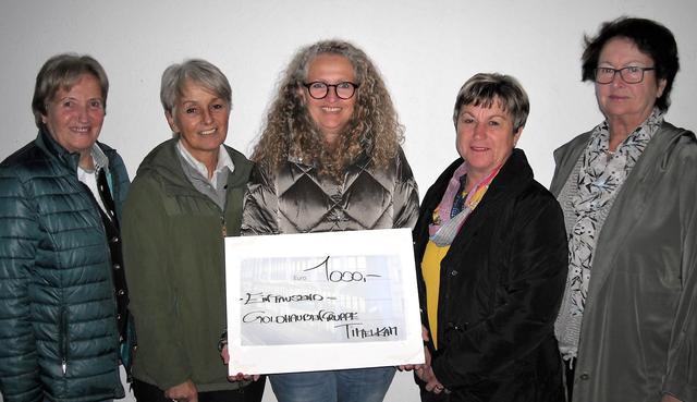 Spendenübergabe: Lisa Kaip, Eva Wiesauer, Gabriele Brandstetter, Gabriele Eizinger, Brigitte Steiner (v.l.).