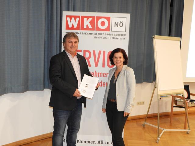 WK-Bezirksstellenleiter Klaus Kaweczka mit Veronika Geyer | Foto:  Erich Stratjel