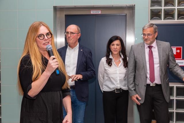 Andrea Guidassoni mit Hansi Strauss, Anneliese Zöhrer und Dr. Peter Farkas bei der Begrüßung der Gäste. | Foto: Anna Maria Muchitsch