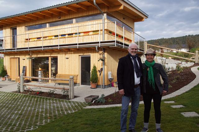 Ulf und Margit Sigl haben sich den Traum  von ihrer eigenen Kräuter-und Bienenhütte verwirklicht. Am  Sonntag 8. Dezember, 9- 19 Uhr öffnen sie diese für Besucher und Freunde. | Foto: Helmut Eder