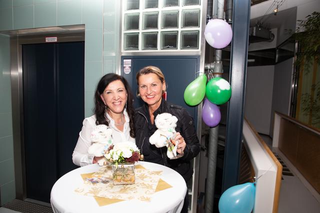 Anna Maria Muchitsch (re) sponsorte sämtliche Fotos vom Charity Abend. | Foto: Anna Maria Muchitsch