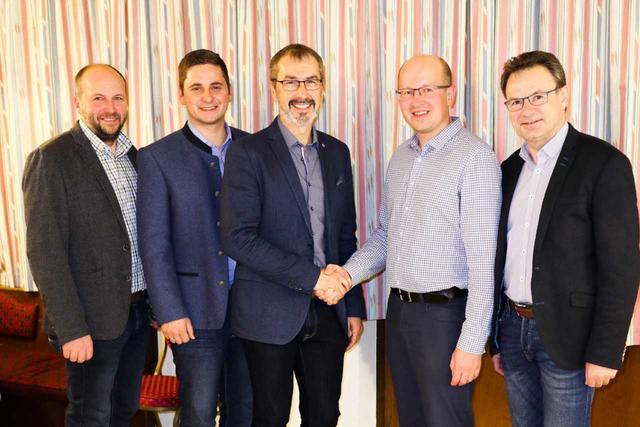 v.l.n.r.: Bürgermeister Andreas Maringer, Nationalratsabgeordneter Lukas Brandweiner, Vizebürgermeister Walter Bröderbauer, Obmann Wilhelm Sigl, Bezirksobmann Alfred Grünstäudl  | Foto: Nöaab