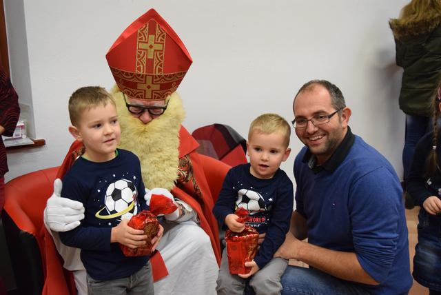 Klein und Groß freuten sich über den Nikolaus-Besuch in der Stadtbücherei Weiz.