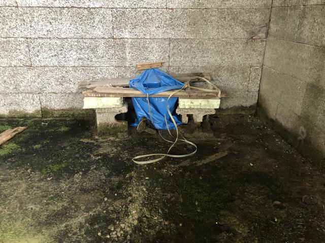 Provisorische Toiletten, Tische und Bänke zieren die unfertigen Räumlichkeiten.  | Foto: BezirksRundschau