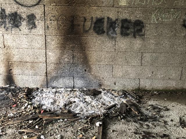 Eine Feuerstelle im Betonkoloss.  | Foto: BezirksRundschau