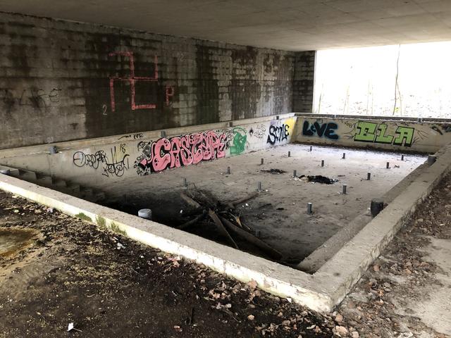 Das Schwimmbecken in der Reha-Ruine.  | Foto: BezirksRundschau