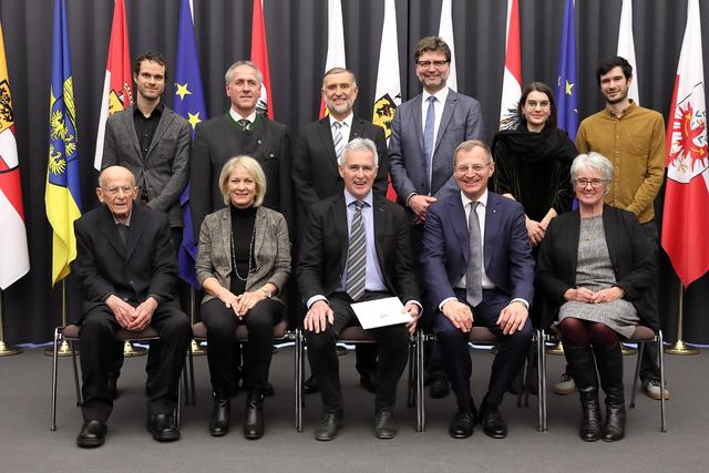 Bernhard Panhofer mit Familie und Gratulanten im Linzer Landhaus.