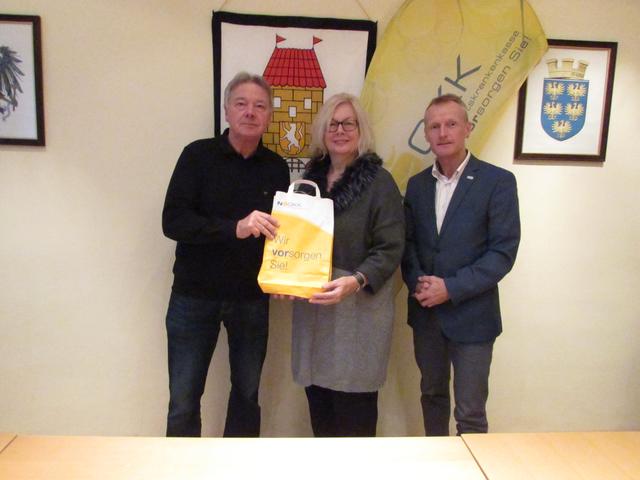 v.l.n.r.: Der Bürgermeister von Ebenfurth, LAbg. Alfredo Rosenmaier, Ilse Klein (Leiterin des NÖGKK-Service-Centers Wr. Neustadt) und Hansjörg Taubenschuss (Gesundheitsförderung & Prävention, NÖGKK Wr. Neustadt)