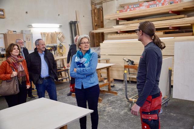 Petra Bohuslav auf Besuch in der Firma Turkna.