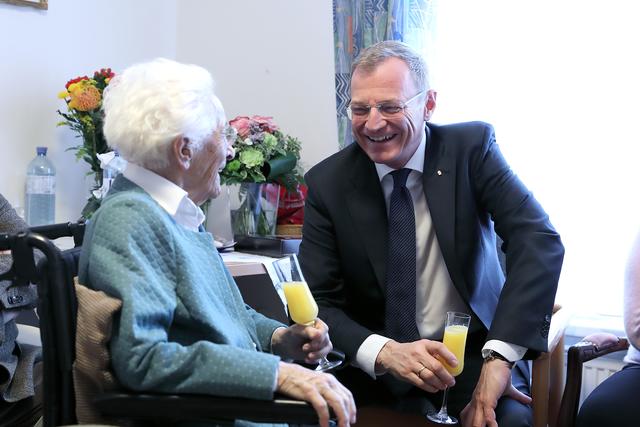 Beim Besuch von Landeshauptmann Thomas Stelzer hatte die 108-jährige Stefanie Kürner Tipps für ein langes Leben parat. | Foto: Land OÖ/Liedl