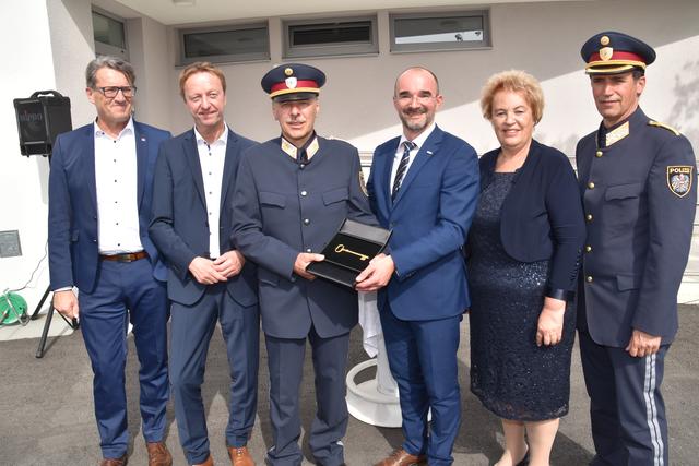 Von links: OSG-Obmann Alfred Kollar, LH-Stv. Johann Tschürtz, Postenkommandant Walter Franz, Sektionschef Karl Hutter, Landtagspräsidentin Verena Dunst, Landespolizeidirektor Martin Huber.