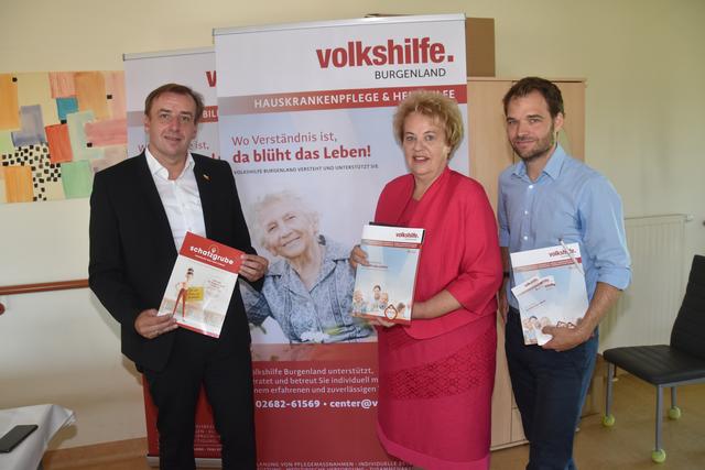 Arbeitgeber suchen Arbeitnehmer: Volkshilfe-Vorstandsmitglied Christian Drobits, Präsidentin Verena Dunst, Geschäftsführer Georg Stenger (von links).