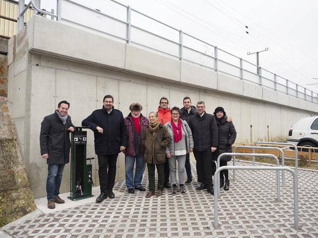 Fröhliche Stimmung am Parkplatz der Bahnstation Purkersdorf. | Foto: Schwarz