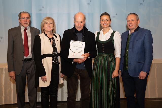 Ehrung: Oswald Wörle, LR Beate Palfrader, Alfred Tschuggmall, LA Bettina Ellinger und Bgm. Paul Greiter (v.l.). | Foto: Victoria Hörtnagl