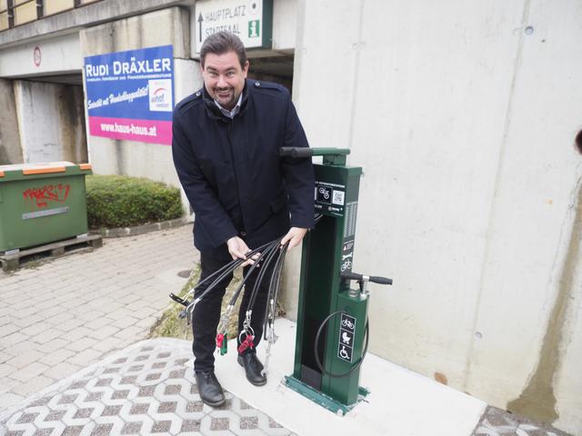 Bürgermeister Stefan Steinbichler an der neuen Fahrradreparaturstation in Purkersdorf. | Foto: Schwarz