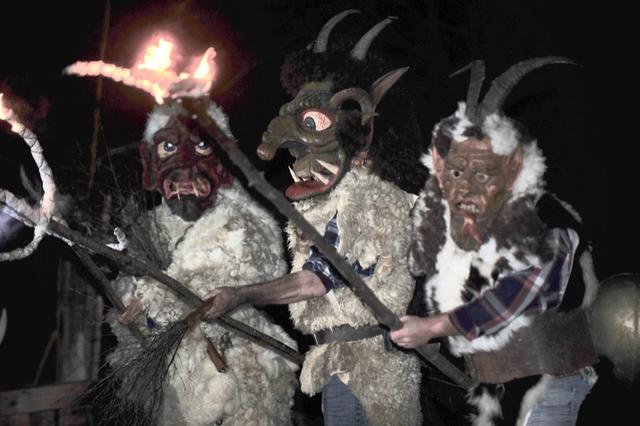 Das sind die "Alt-Tuifl" mit den alten Larven und mit spärlichem Fell – sie bildeten den Auftakt des Auftritts der "großen Tuifl"! | Foto: Hassl