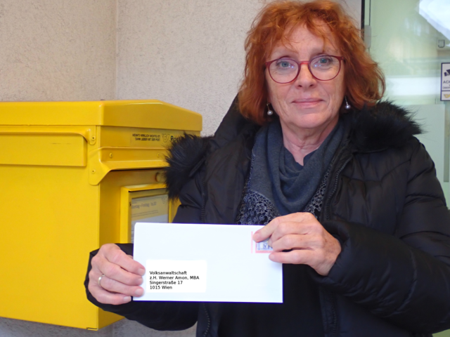 GV Irene Rieder-Schroll mit ihrem Schreiben an die Volksanwaltschaft.  | Foto: Grübl 