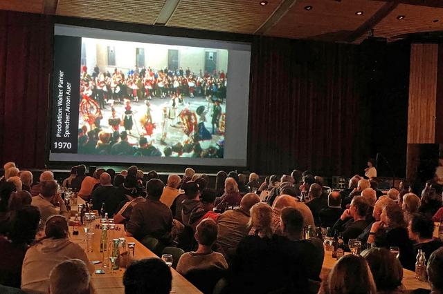 Großes Interesse herrschte unter den Telfer Fasnachtlern bei der Vorführung vieler Filme über vergangene Fasnachten. | Foto: Dietrich