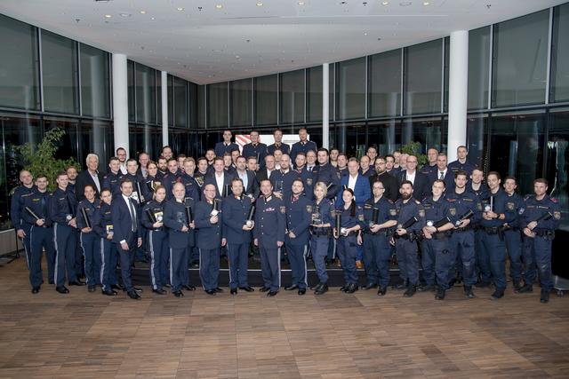 Die Preisträger mit Polizeipräsident Gerhard Pürstl und Raiffeisen in Wien-Vorstand Martin Hauer. | Foto: Raiffeisen NÖ-Wien