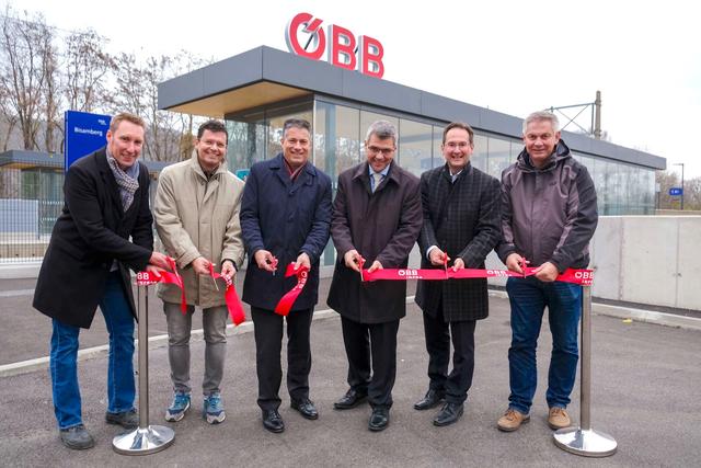 Eröffnen die "neue" Bahnstation: Langenzersdorfs Gemeinderat Franz Grassl, Bisambergs Bürgermeister Günter Trettenhahn, Langenzersdorfs Gemeinderat Martin Buresch, ÖBB Regionalleiter Thomas Simandl, Nationalratsabgeordneter Andreas Minnich und ÖBB Baumanager Werner Schiesser. | Foto: ÖBB/Zenger