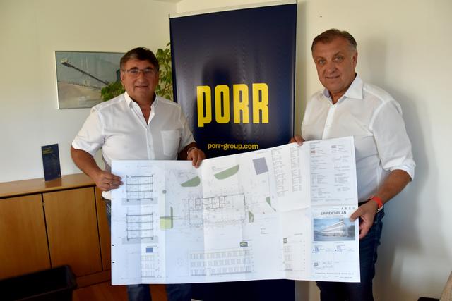 Die Pläne für die Drei-Millionen-Investition sind fertig, berichten Geschäftsführer Johann Dolesch (links) und der technische Leiter Andreas Schabhietl.