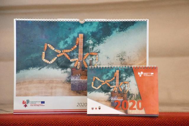Bereits in wenigen Wochen kann der Euregio-Kalender 2020 zum Einsatz kommen.
 | Foto: © Land Tirol/Pichler