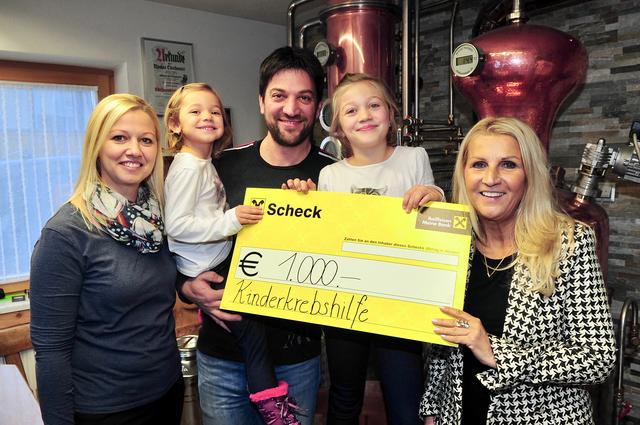 Edelbrandsommelier Thomas Oberdanner übergab mit Gattin Martina sowie den Töchtern Lena und Marie den Symbolscheck an Ursula Mattersberger. | Foto: Hassl