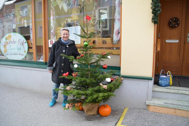 Einkaufstreffpunkt Mattersburg Obfrau Andrea Rittnauer vom s'gsunde Eck mit ihrem nur noch teilweise geschmückten Weihnachtsbäumchen. | Foto: Doris Pichlbauer