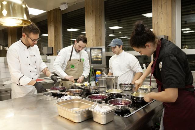 Unterstützt von WIFI-Küchenchef Philipp Stohner legten sich die Kochtalente ins Zeug, um die Gäste kulinarisch zu verwöhnen. | Foto:  © Die Fotografen