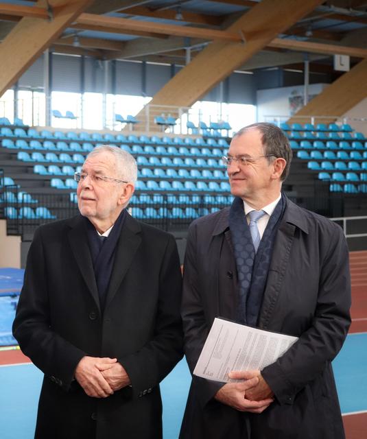 Alexander van der Bellen (l.) und Erich Wiesner (r.) von dem Holzbauunternehmen WIEHAG in der Madrider Holz-Leichtathletikhalle.  | Foto: Monika Kremser