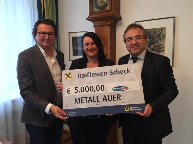 Erich und Maria Auer übergaben Bezirkshauptmann Rudolf Greiner eine Spende für ein Bildungsprojekt im Kongo. Seit einem Besuch im Sommer sammelt Greiner, der auch einen Dokumentarfilm darüber gedreht hat, für Schwester Hildegard Litzlhammers Projekte Spenden.  | Foto: BH Schärding