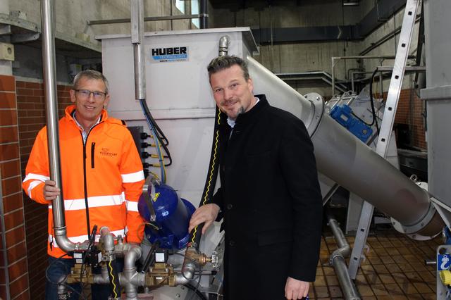 Lokalaugenschein in der Kläranlage: Gerhard Hohl und Wolfgang Germ (rechts)