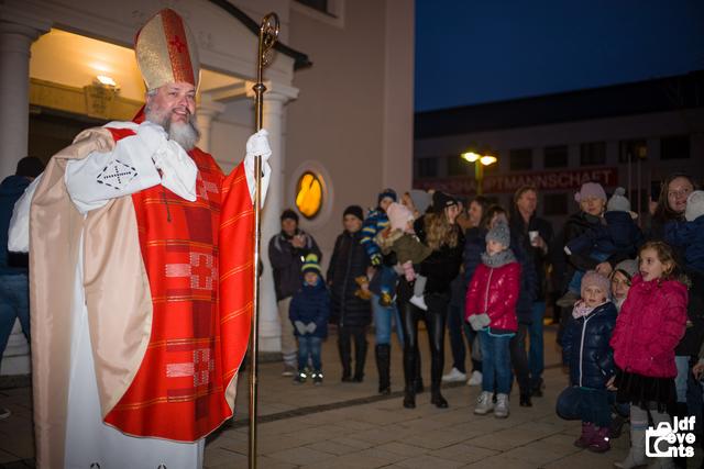 Stadtpfarrer Norbert Filipitsch brauchte sich für die Rolle des Heiligen Nikolaus gar keinen falschen Bart zu besorgen. | Foto: jdf-events.at