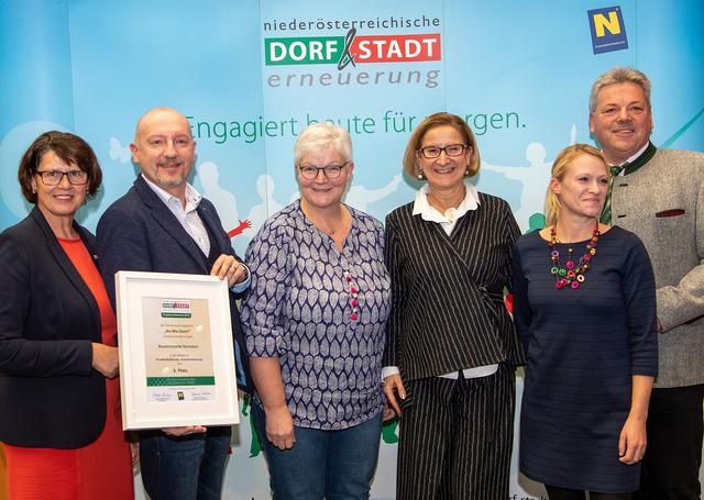 Maria Forstner, Obfrau der NÖ Dorf- und Stadterneuerung, Andreas Schmidel, Elisabeth Litzellachner, Birgit Günther und Obm. Franz Kraft vom Dorferneuerungsverein „Ke.ma.Zaum“ mit Landeshauptfrau Johanna Mikl-Leitner (2vr) | Foto: NLK Filzwieser